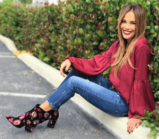 Un look que sale de lo casual combinándolo con este tipo de botas bordadas.