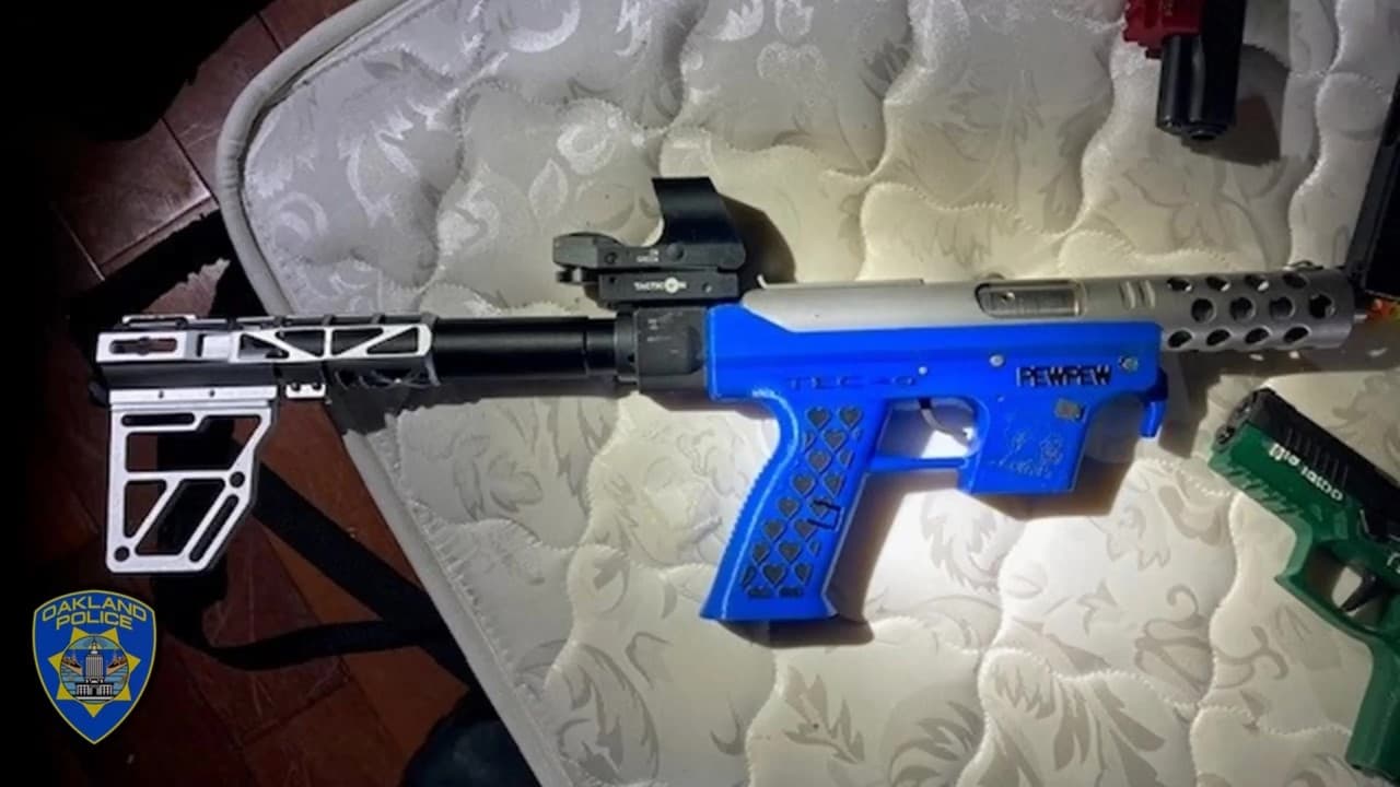 En su búsqueda, la policía halló varias armas de fuego a plena vista, incluyendo dos rifles de asalto y docenas de casquillos.
<br>