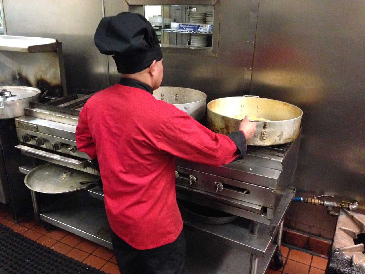 Detrás de la máscara de ‘Potro Romano’ está un inmigrante que se gana la vida como ayudante de mesero en un restaurante del sur de California.