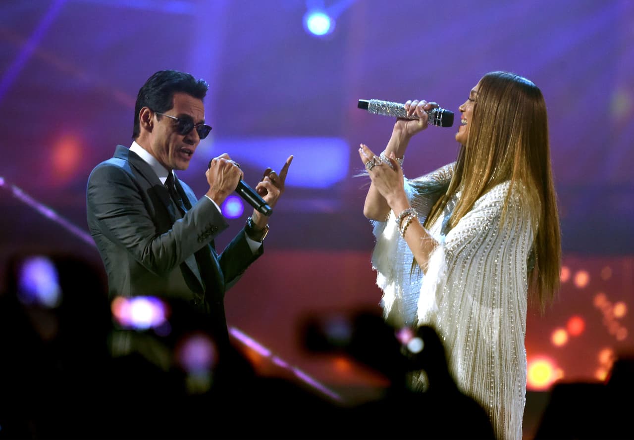 JLo y Marc Anthony deleitaron a los presentes con su dueto 'Y pega la vuelta'.