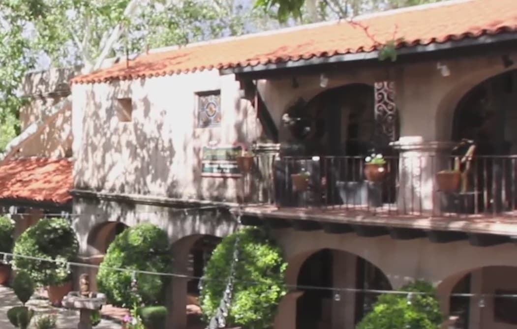 “Tlaquepaque Arts and Crafts Village” abrió sus puertas en 1973 y desde entonces se ha convertido en el hogar de una comunidad artística muy activa. ““Aquí no vas a encontrar tiendas comerciales o grandes. Cada una de las tiendas aquí́ es pequeña y muchas veces te vas a encontrar a artistas trabajando en sus piezas”, dijo Wendy Lippman, gerente general de Tlaquepaque Arts and Crafts Village, durante una entrevista con 
<a href="https://www.univision.com/local/arizona-ktvw/">Univision Arizona.</a>