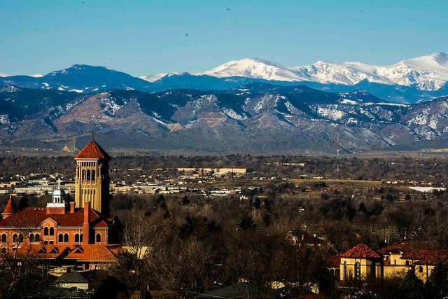 <b>Denver, Colorado</b> ocupa la 
<b>sexta</b> posición en la lista. De acuerdo con la Encuesta de Confianza en la Jubilación 2019 del 
<i>Employee Benefit Research Institute</i>, dos de cada tres trabajadores reportaron sentirse al menos algo confiados de que tendrán suficiente dinero para jubilarse cómodamente, pero sólo el 23% dijo estar "muy confiados". 
<br>