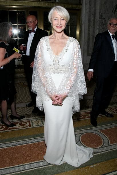 El escote prolongado permite que luzca mucho más alta.