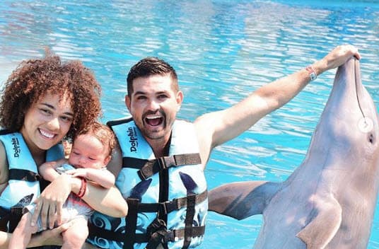 A casi un mes del triste suceso, la pareja de actores se tomó unas vacaciones familiares.