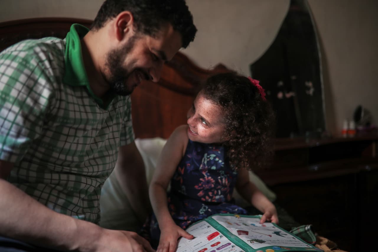 La mayoría de los niños marroquíes con XP no continúan su educación. Si bien las escuelas de EEUU instalan filtros de ventana para los alumnos con esta enfermedad y, de lo contrario, se adaptan a sus necesidades, estos acciones son poco frecuentes en Marruecos.