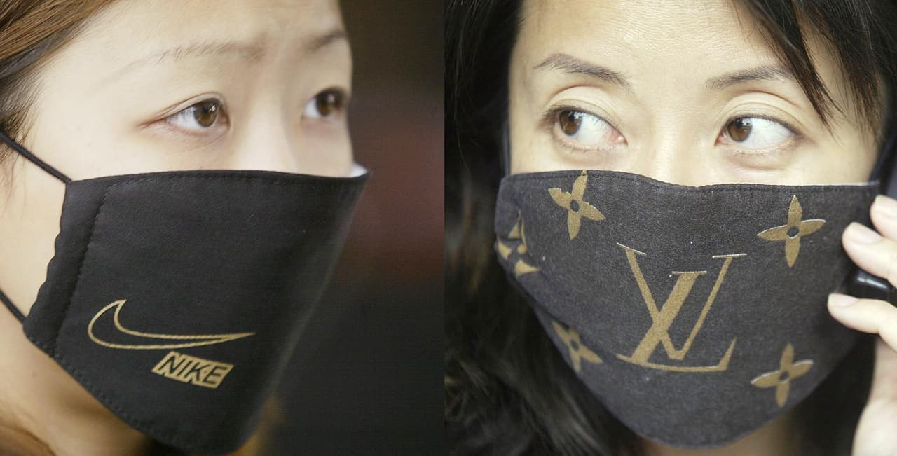 Mascarillas: Las mascarillas faciales pronto pueden ponerse de moda en Estados Unidos, como lo han estado durante mucho tiempo en muchos países de Asia. En la imagen: en Hong Kong: máscaras protectoras de marca que se han usado para proteger contra brotes de neumonía desde hace muchos años.