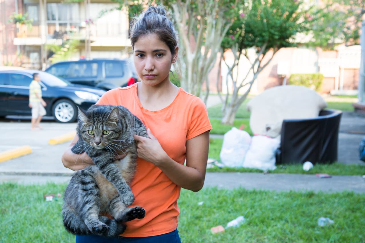 Liz Castro, su esposo y su hija lograron evacuar antes de que el agua inundara el complejo de apartamentos donde viven. La mascota de la familia se quedó atrás, pero logró sobrevivir.