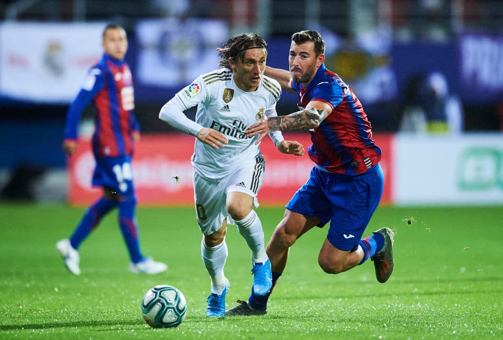 Con goles de Sergio Ramos, Federico Valverde y doblete de Karim Benzema, el real Madrid golea y llega 25 unidades.