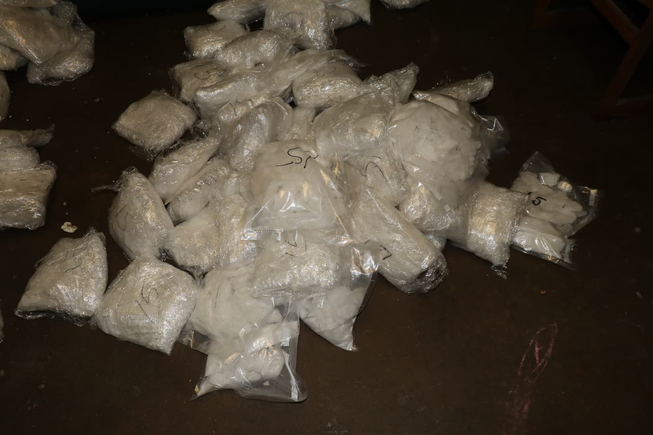 La operación comenzó con una incautación de drogas a nivel de la calle y después de un trabajo de investigación, resultó en la ubicación de un laboratorio en donde la metanfetamina líquida se convertía en metanfetamina cristalina. 
<br>