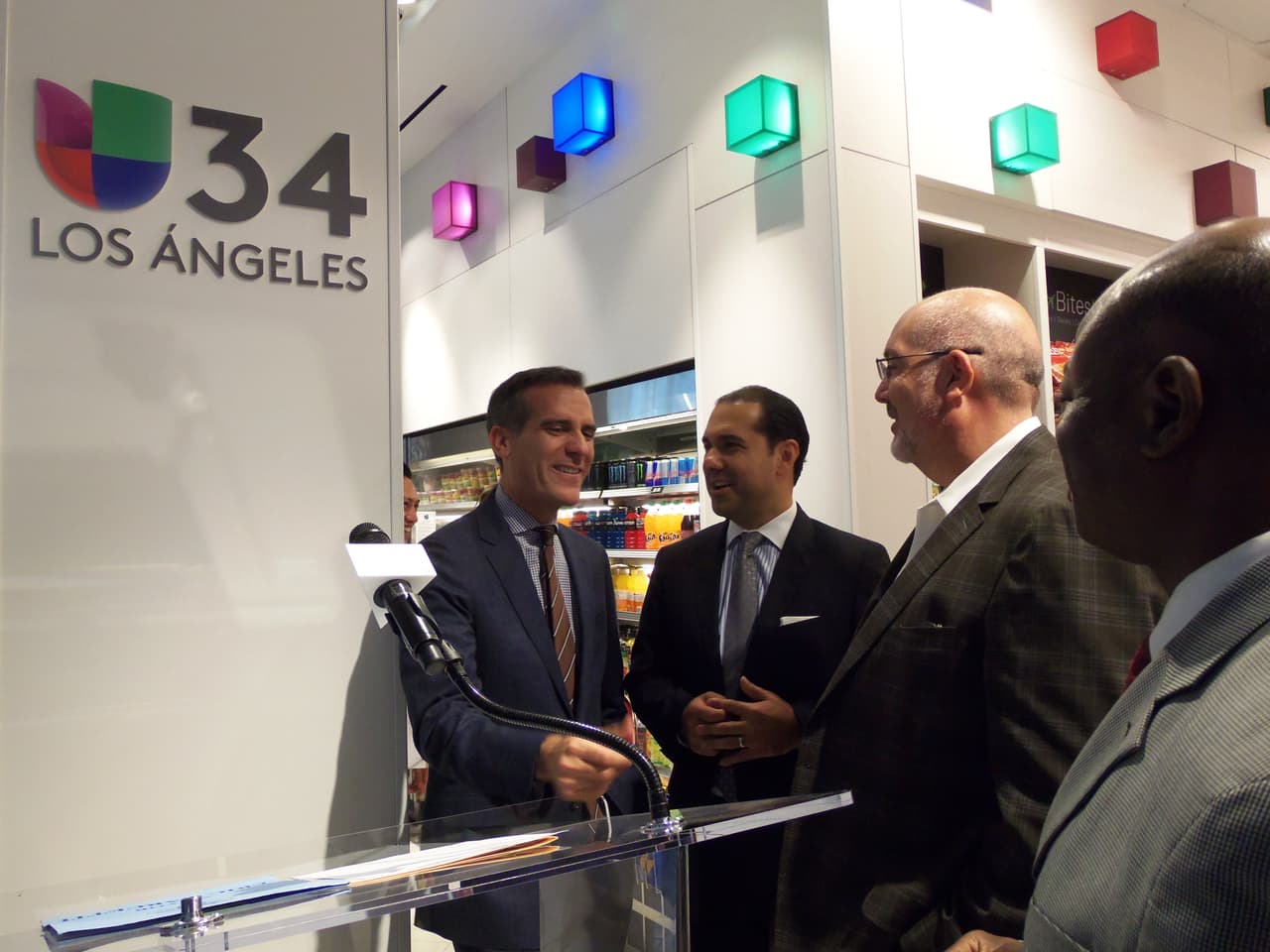 Así se festejó la inauguración de la tienda de Univision en LAX