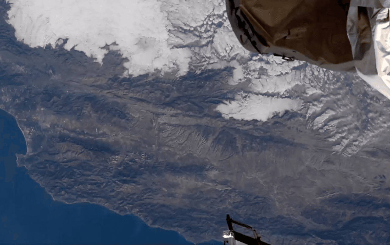 El impacto de la nevada fue tal, que la estación espacial 
<a href="https://twitter.com/ISSAboveYou/status/1472325355444727809" target="_blank">ISS Above</a> captó las monta˜nas de la Sierra el 18 de diciembre.
