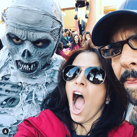 Alessandra Rosaldo fue sorprendida por una momia y no dudó en capturar el momento y compartirlo en su cuenta de Instagram.