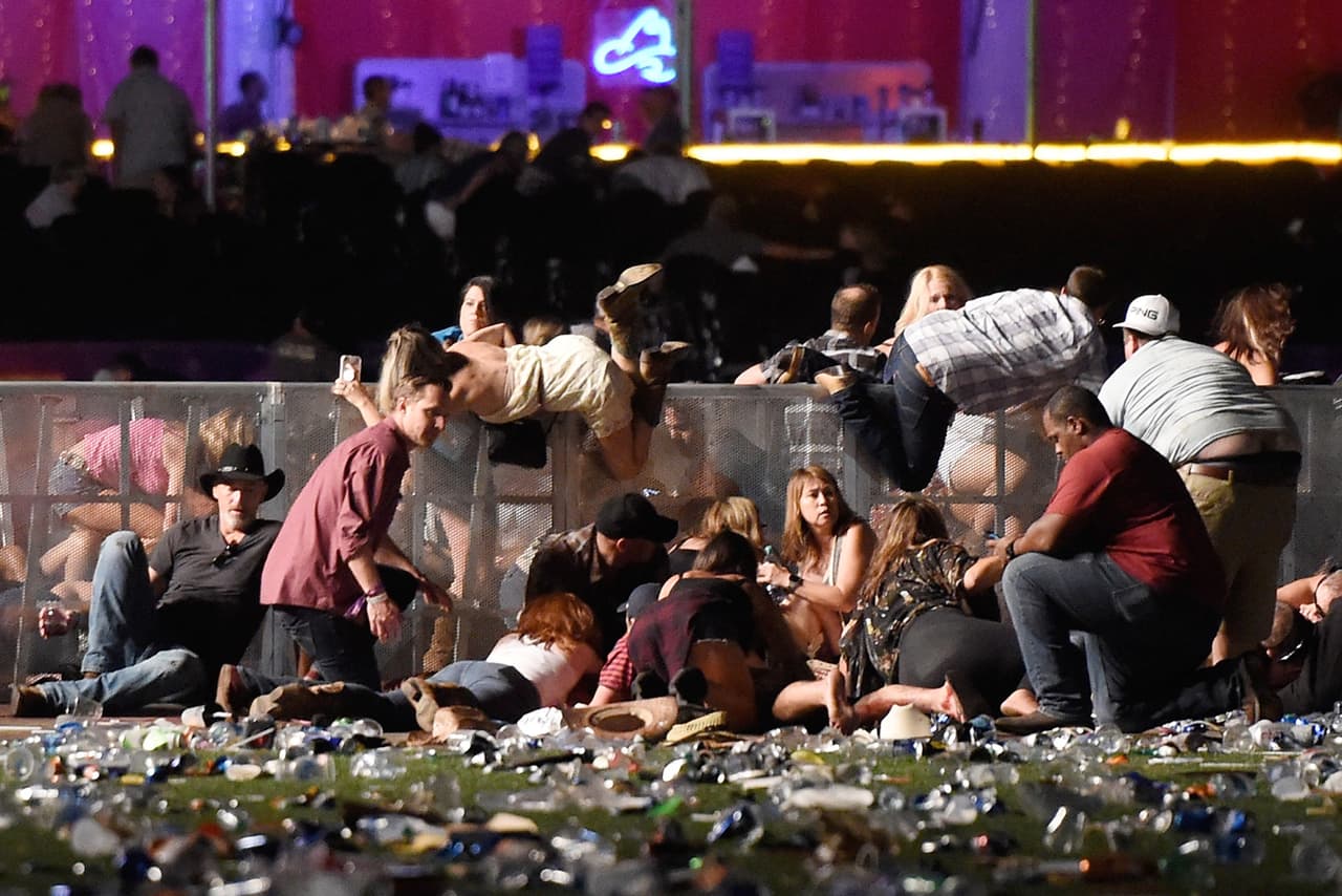 <b>Muerte en la ciudad de los casinos:</b> Las Vegas fue el escenario de otra masacre. Un individuo abrió fuego contra los asistentes a un concierto matando a 58 e hiriendo a 413 antes de suicidarse en la habitación del hotel desde la que disparó. Allí se encontraron 22 rifles de asalto.
<br>