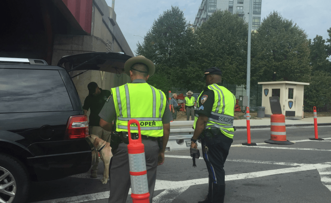 A la entrada del túnel Holland, que conecta a la ciudad de Nueva York con Nueva Jersey, las autoridades revisan los vehículos este domingo.