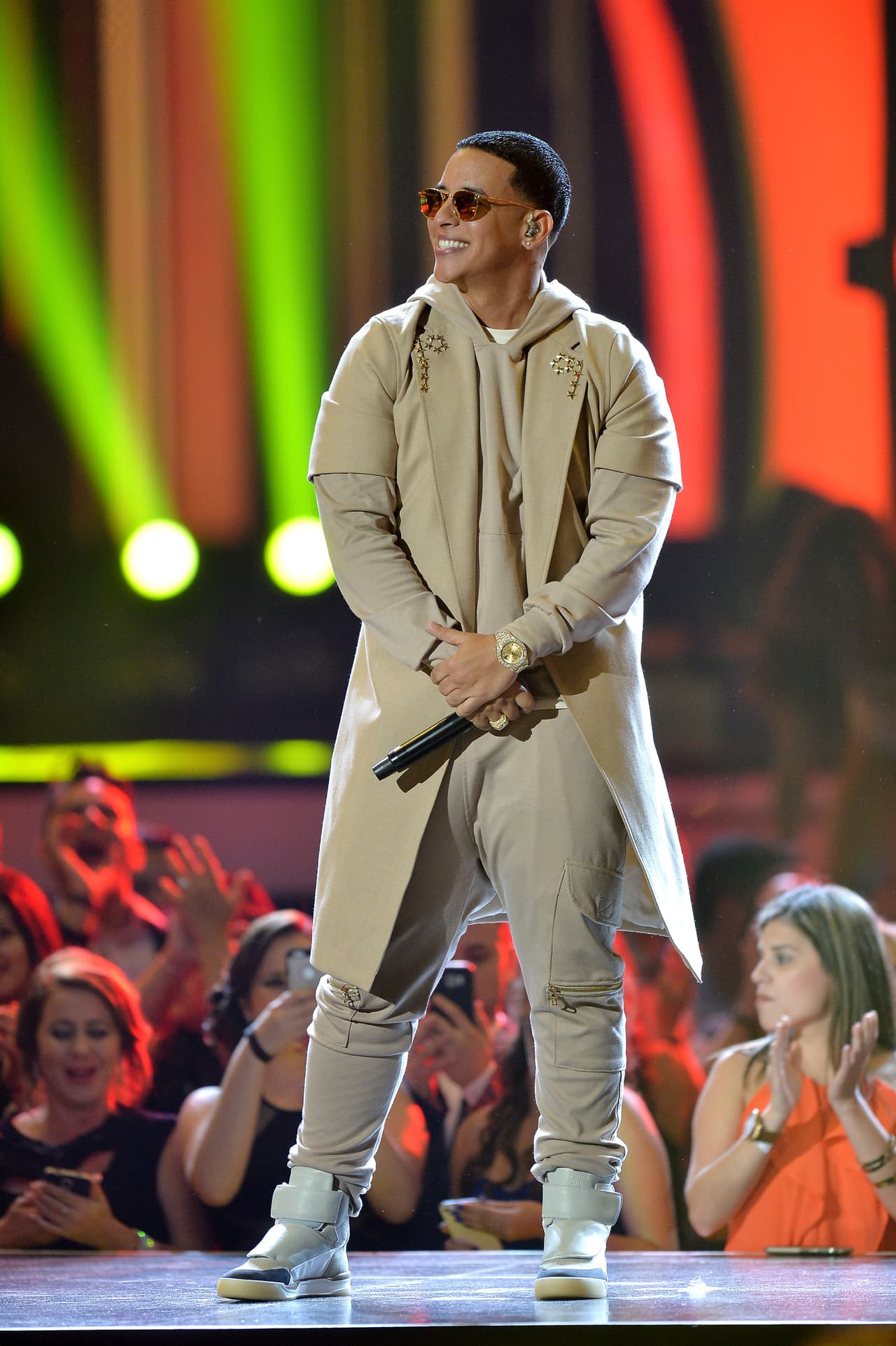Con este atuendo monocromático, Daddy Yankee en una presentación en el 2016 que se llevó a cabo en el American Airline Arena en Miami, Florida.