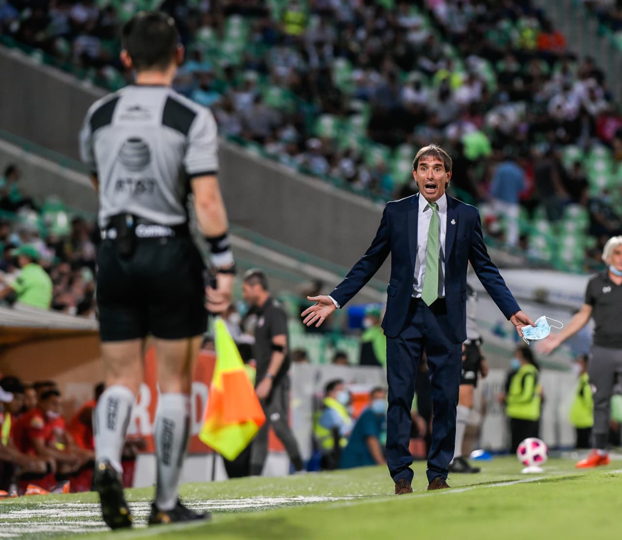 Guillermo Almada no perdonó sus habituales reclamos al equipo arbitral.