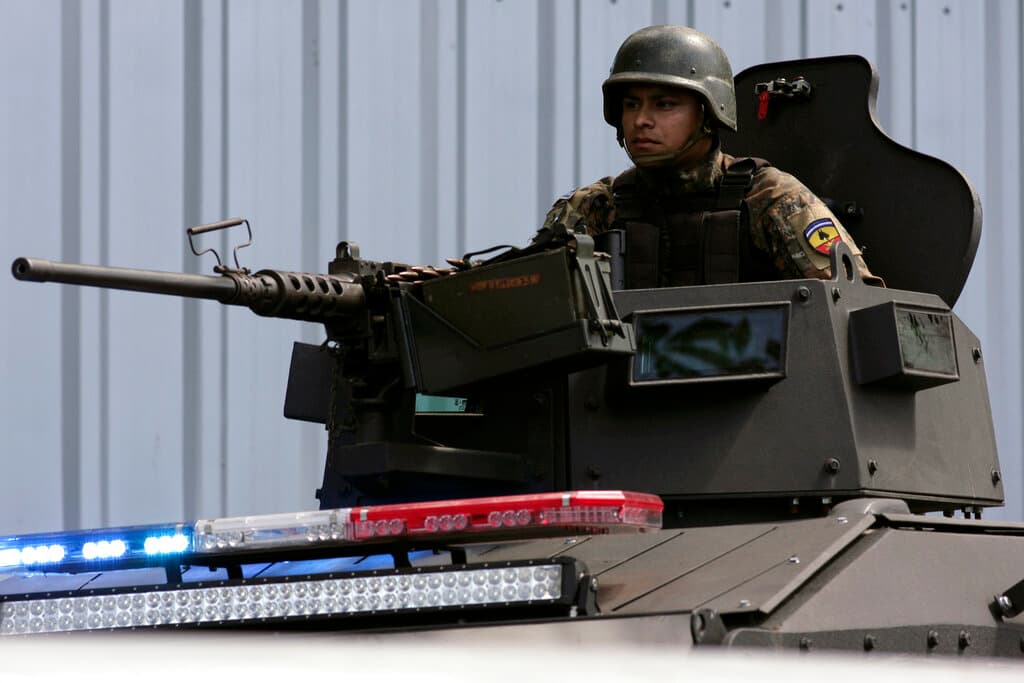 Unidades de la Sección Táctica Operativa de la Policía, acompañados por soldados, tomaron control de todos los accesos a Soyapango, a 4.3 millas (siete kilómetros) al noreste de la capital, y que hasta hace unos meses era uno de los principales bastiones de las pandillas en el país.