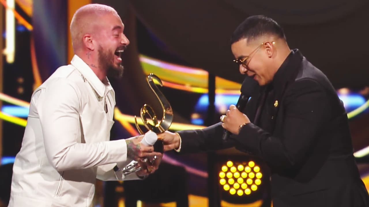 Fue una noche de mucha fiesta, pero el momento más emotivo fue cuando Daddy Yankee subió al escenario a entregar a J Balvin el reconocimiento como Ícono Mundial.