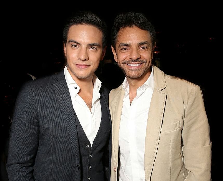 "Estoy muy orgulloso de ti hijo, es uno de muchos logros por venir. ¡Felicidades por tu Diosa de Plata, @vadhird! Te amo #EugenioDerbez #VadhirDerbez #FamiliaDerbez", escribió
<b><a href="http://www.univision.com/temas/eugenio-derbez">Derbez</a></b> en su cuenta de Instagram al saber de los triunfos actorales de su hijo. En esta imagen parecen hermanos gemelos.