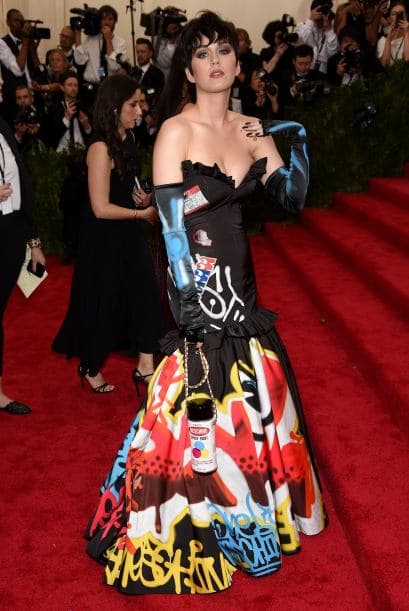 Katy Perry se aventuró a usar un vestido de Jeremy Scott, quien últimamente ha sido su favorito.