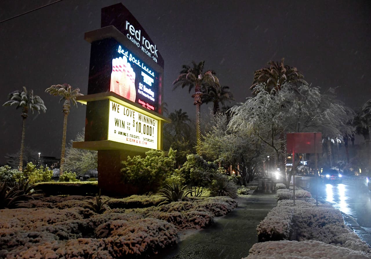 Las aceras y las fachadas en Las Vegas Strip, la céntrica avenida donde están la mayoría de los hoteles y casinos de la ciudad, están cubiertas de nieve.