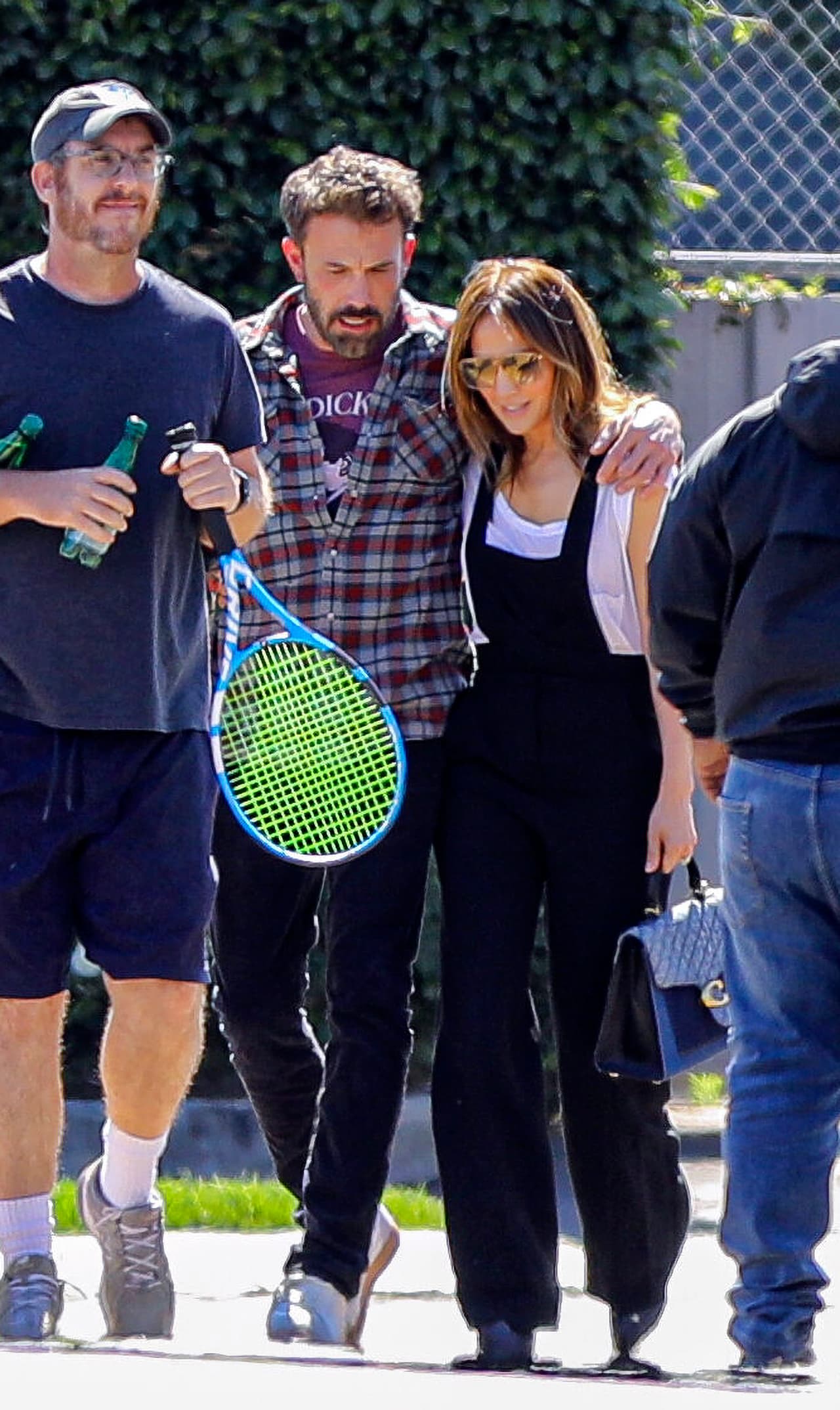 Complementó el 'outfit' con un par de aretes dorados, gafas de sol en color bronce y unas botas de tacón. 
<br>