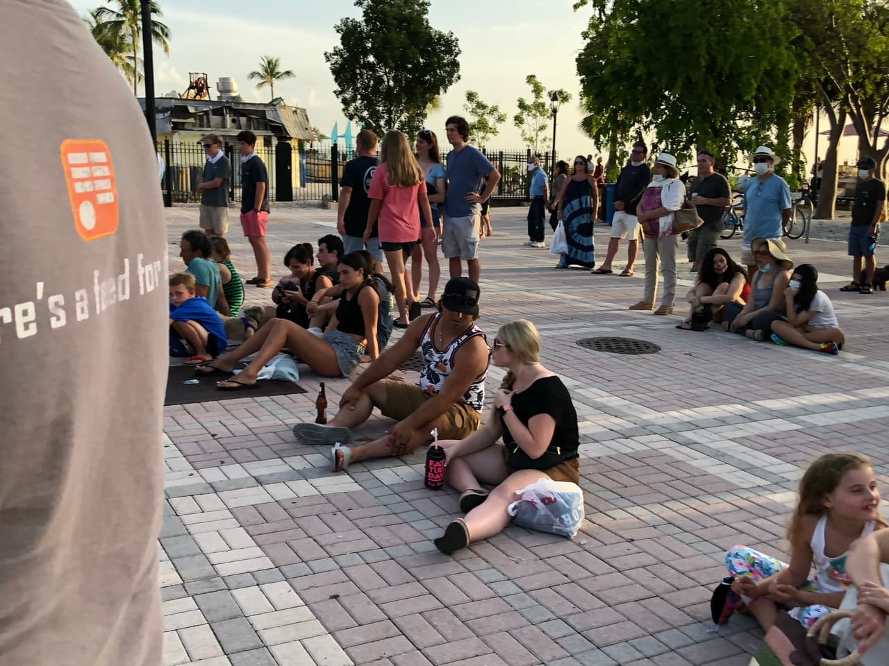 Incluso artistas callejeros se robaron la atención de los visitantes quienes disfrutaron de los shows en la plaza, sin contar los 6 pies de distancia.