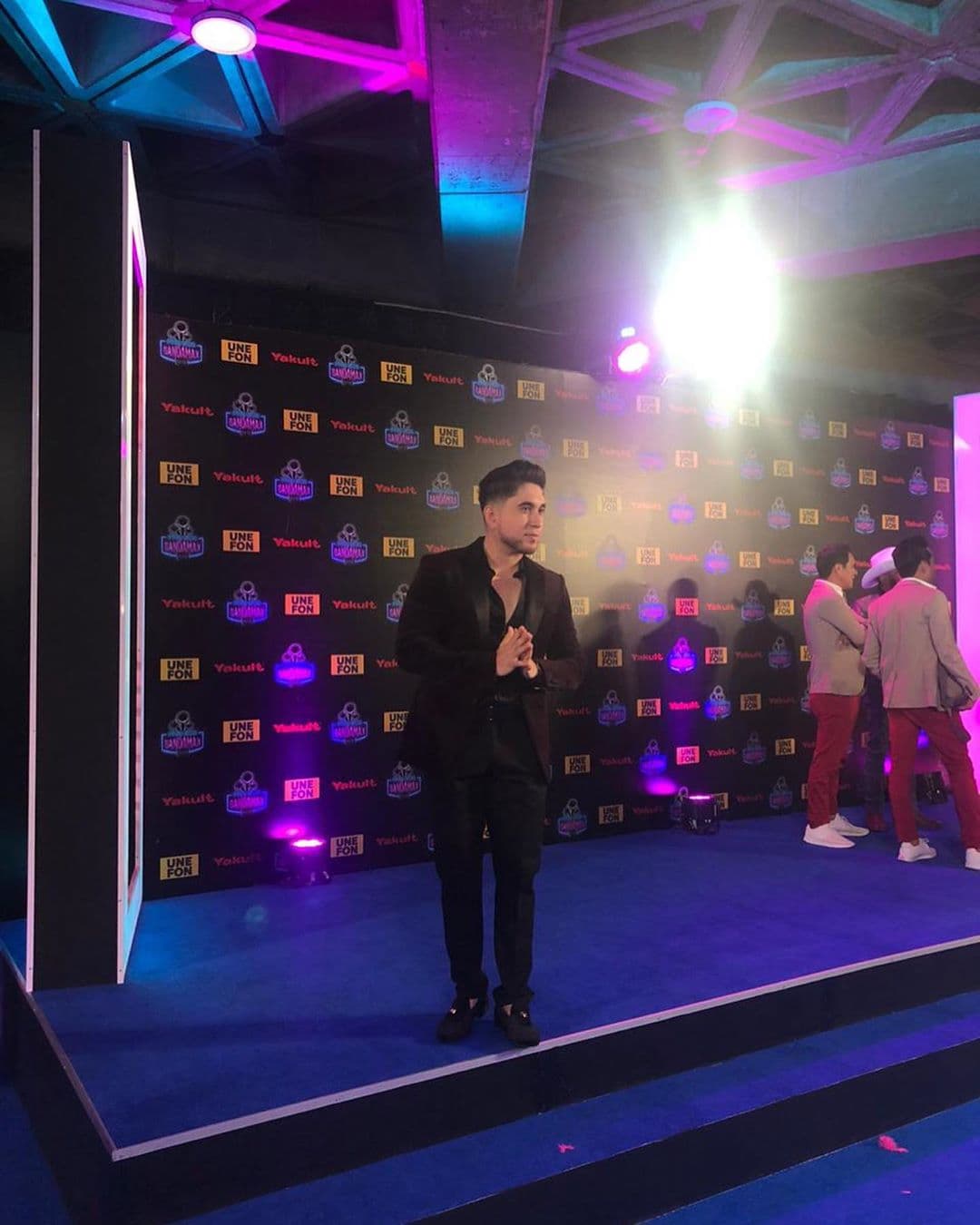 A su llegada a la alfombra azul, El Bebeto dijo a las cámaras de Bandamax, que se encontraba agradecido “con el público, la familia y con la vida”.