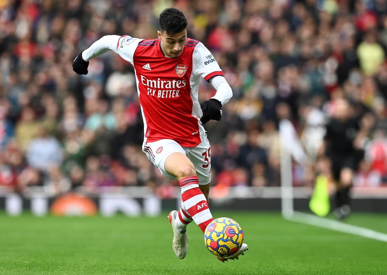 Manchester City saca triunfo de último minuto ante Arsenal durante la Jornada 21 en la Premier League. Bukayo Saka abrió el marcador a favor de los Gunners al 31', pero fueron Riyad Marez con un penalti quien igualaba el marcador y Rodrigo Hernández Cascante anotaba al 90+3' para sumar otros tres puntos y seguir líderes de la tabla.