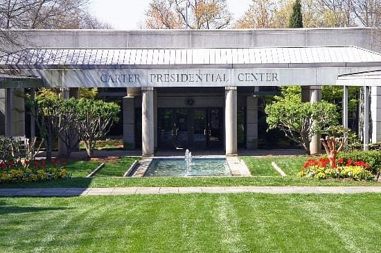 <b><a href="https://www.jimmycarterlibrary.gov/">Jimmy Carter Presidential Library & Museum (Atlanta)</a></b>. La Biblioteca y Museo Presidencial Carter es un museo de última generación que recorre la vida y obra del presidente Jimmy Carter, desde su infancia en Plains hasta el trabajo que él y su esposa realizan en todo el mundo para promover la paz y la salud.
<br>
<br>
<b><a href="https://goo.gl/maps/d9jN9aCj2CusVVYh9">Cómo llegar</a></b>