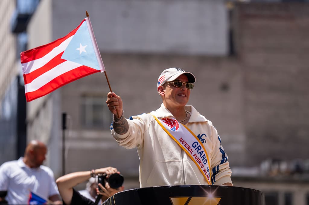 Daddy Yankee, el reguetonero que dijo haber entregado su vida a Dios, regaló sonrisas durante su participación en el Desfile Nacional Puertorriqueño en Nueva York.
