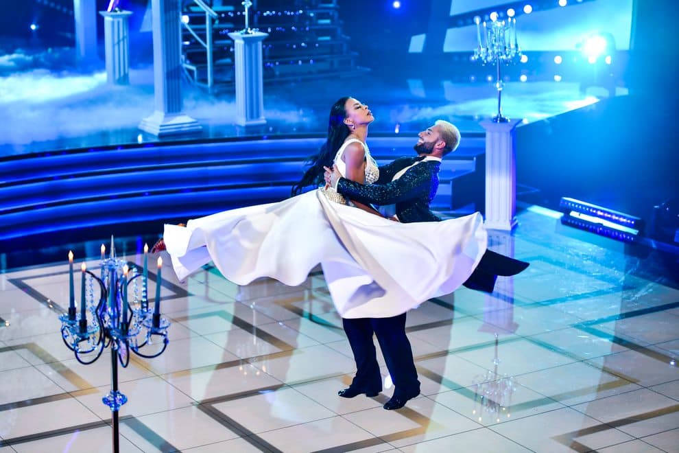 Mariajosé Alvarado se compenetró con su bailarín y brindó un número lleno de romanticismo al ejecutar su coreografía de vals. La hondureña que se casó con uno de los 'amorosos' de Enamorándonos en enero de este año, bromeó sobre su intenso baile y con el hecho de que su esposo no es celoso.