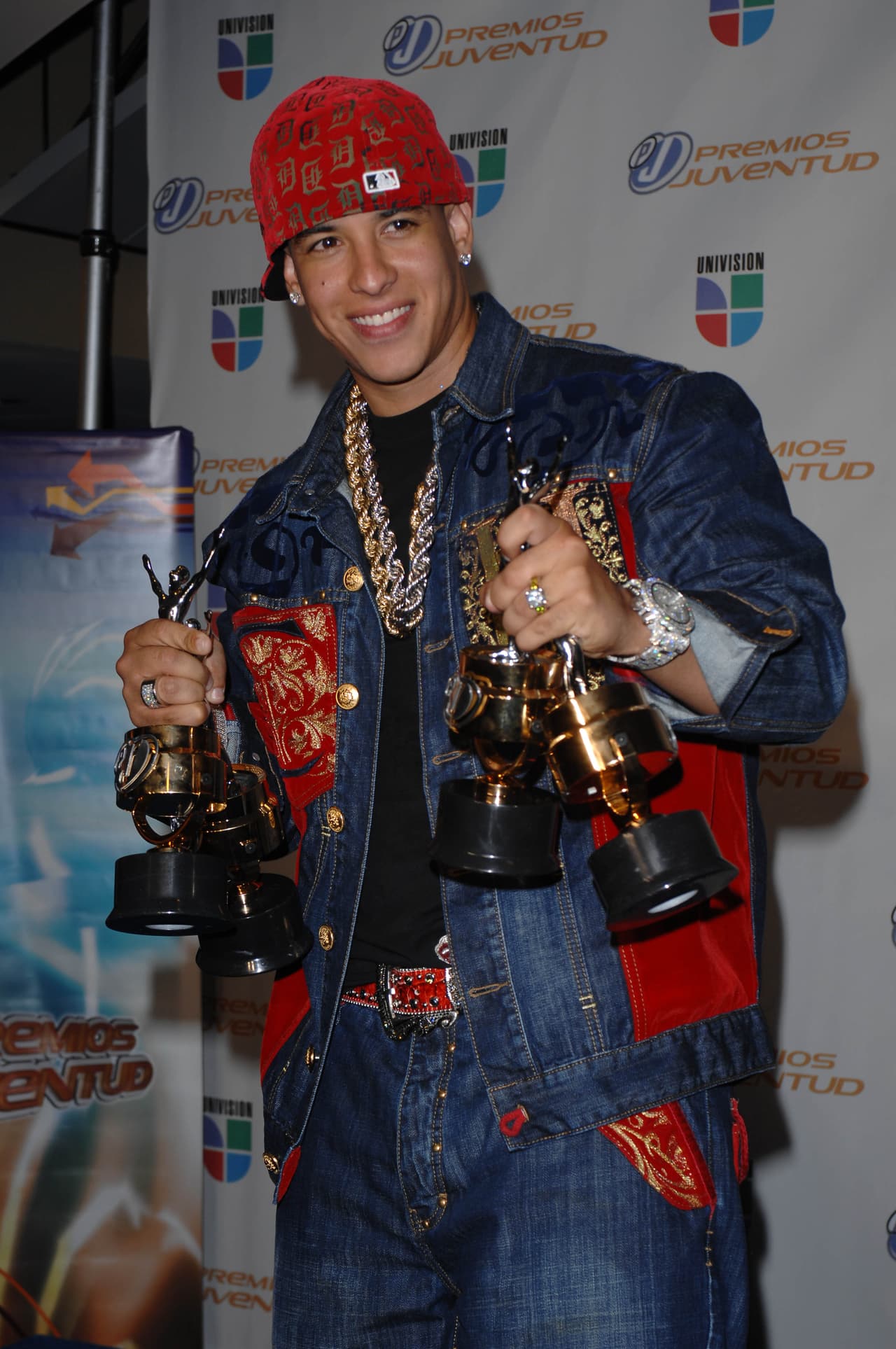 Así poso Daddy Yankee al final de la noche de Premios Juventud 2007.