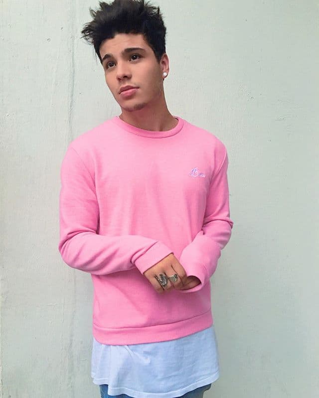 Después conoció a otros youtubers, uno mexicano y uno colombiano, que le obsequiaron una computadora.