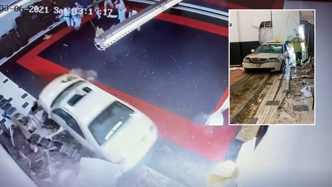 Conductor se estrella contra academia de artes marciales en plena clase