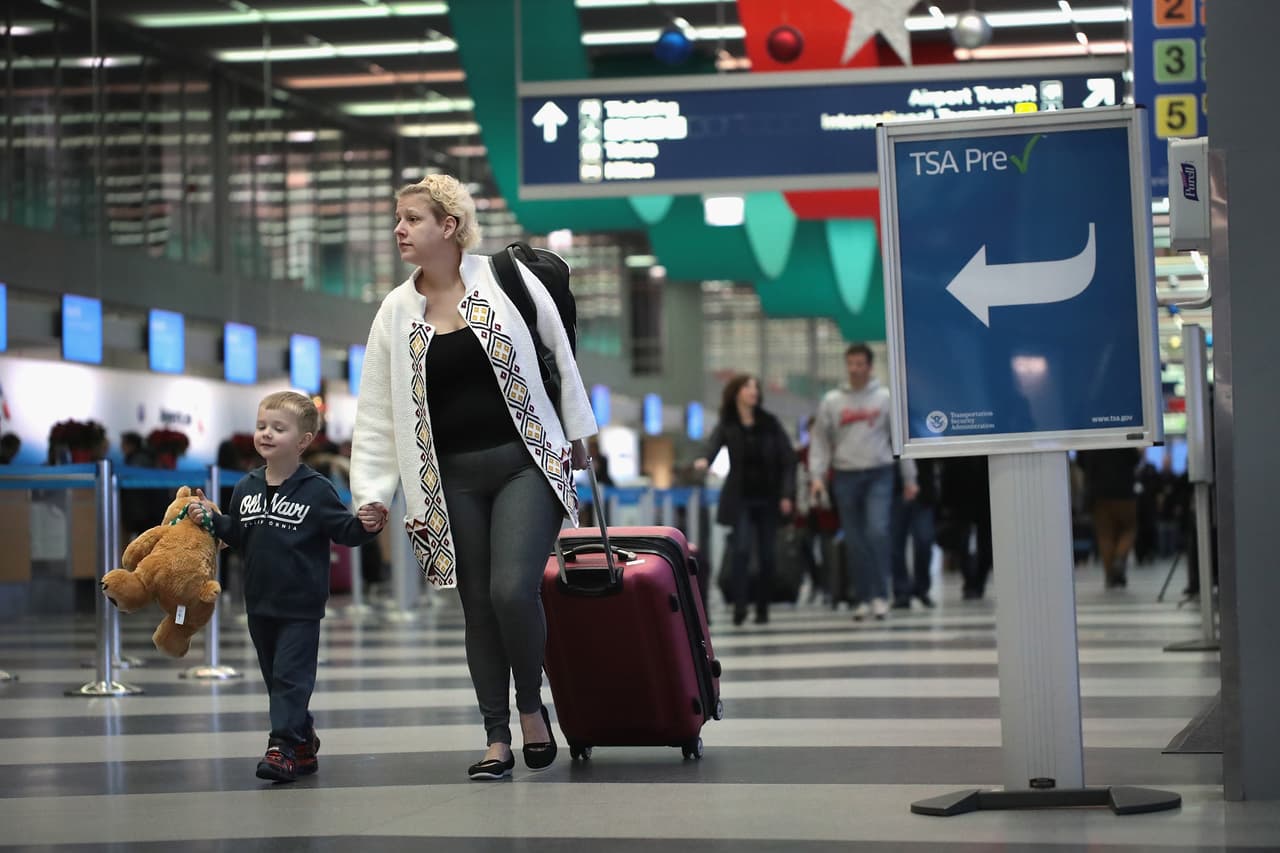 Otro momento en el que los adultos pueden tener que 
<b>vacunarse es antes de viajar a determinados lugares.</b> Las vacunas que más se emplean antes de hacer viajes internacionales son “la de la hepatitis, la de la
<a href="http://www.univision.com/noticias/noticias-de-latinoamerica/la-fiebre-amarilla-ataca-a-sudamerica"> fiebre amarilla</a> en ciertos destinos y luego otras más específicas en función del lugar y del tipo de viaje”, detalla Álvarez. Lo ideal es 
<b>ponerse las vacunas mínimo un mes antes de viajar</b> “para que al organismo le dé tiempo a sintetizar los anticuerpos en la cantidad adecuada”.
<br>