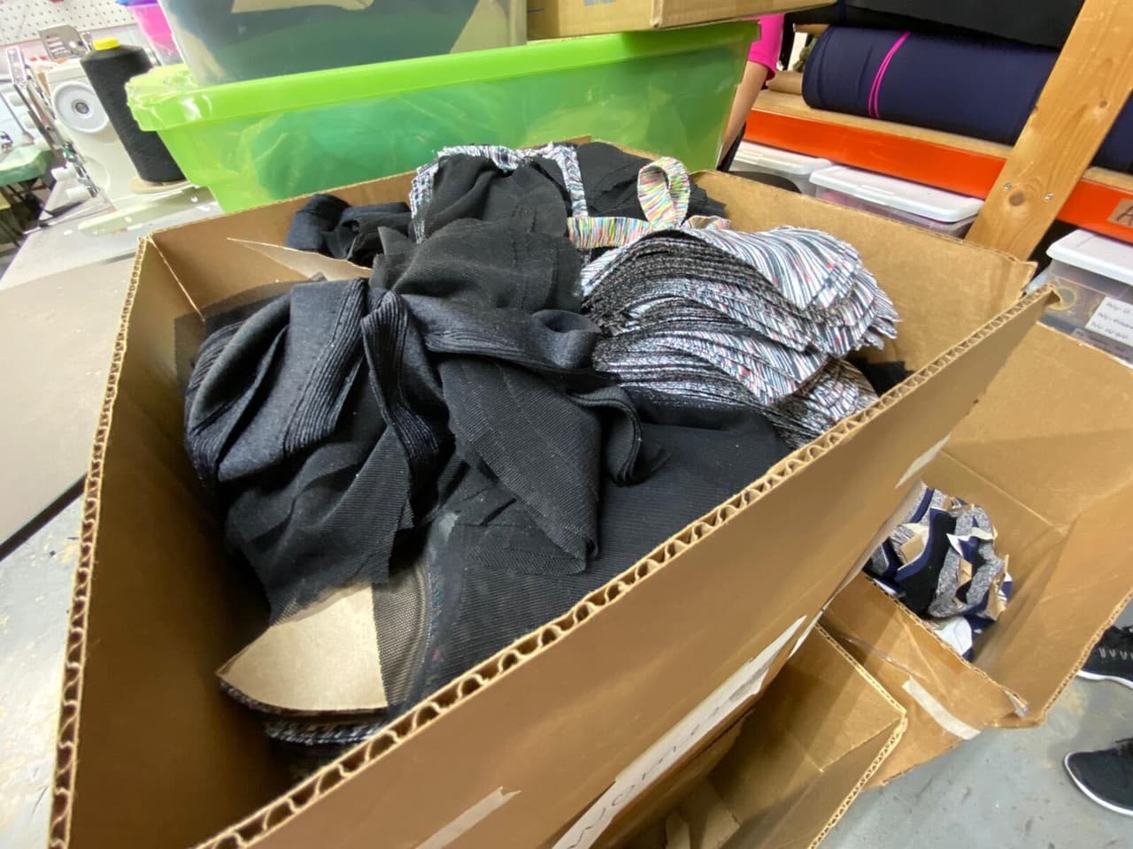 Nieves se dio cuenta que los noticieros y los gobiernos locales estaban pidiendo a quien tuviera mano de obra para manufacturas, que hicieran mascarillas para proteger del covid-19 a los empleados esenciales, y pensó que era una oportunidad para poder ayudar. 
<br>