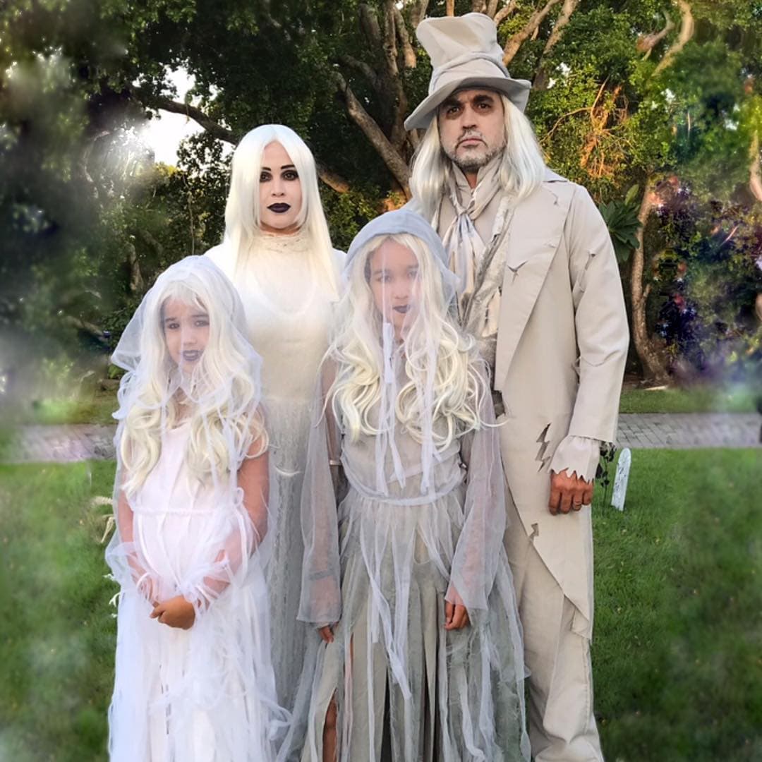 Por la noche, acompañada de su familia de fantasmas, salió a dar sustos por las calles.