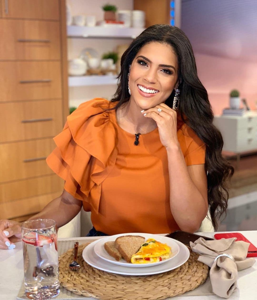 Los últimos meses han estado cargados de sorpresas, proyectos y metas para la latina, pero sobre todo de amor, a lado de su italiano. Ella ha mencionado que así se visualizó desde su infancia, siendo una presentadora, actriz de renombre, y una mujer plena. Aunque el camino no fue fácil, poco a poco está conquistando sus sueños.
<br>