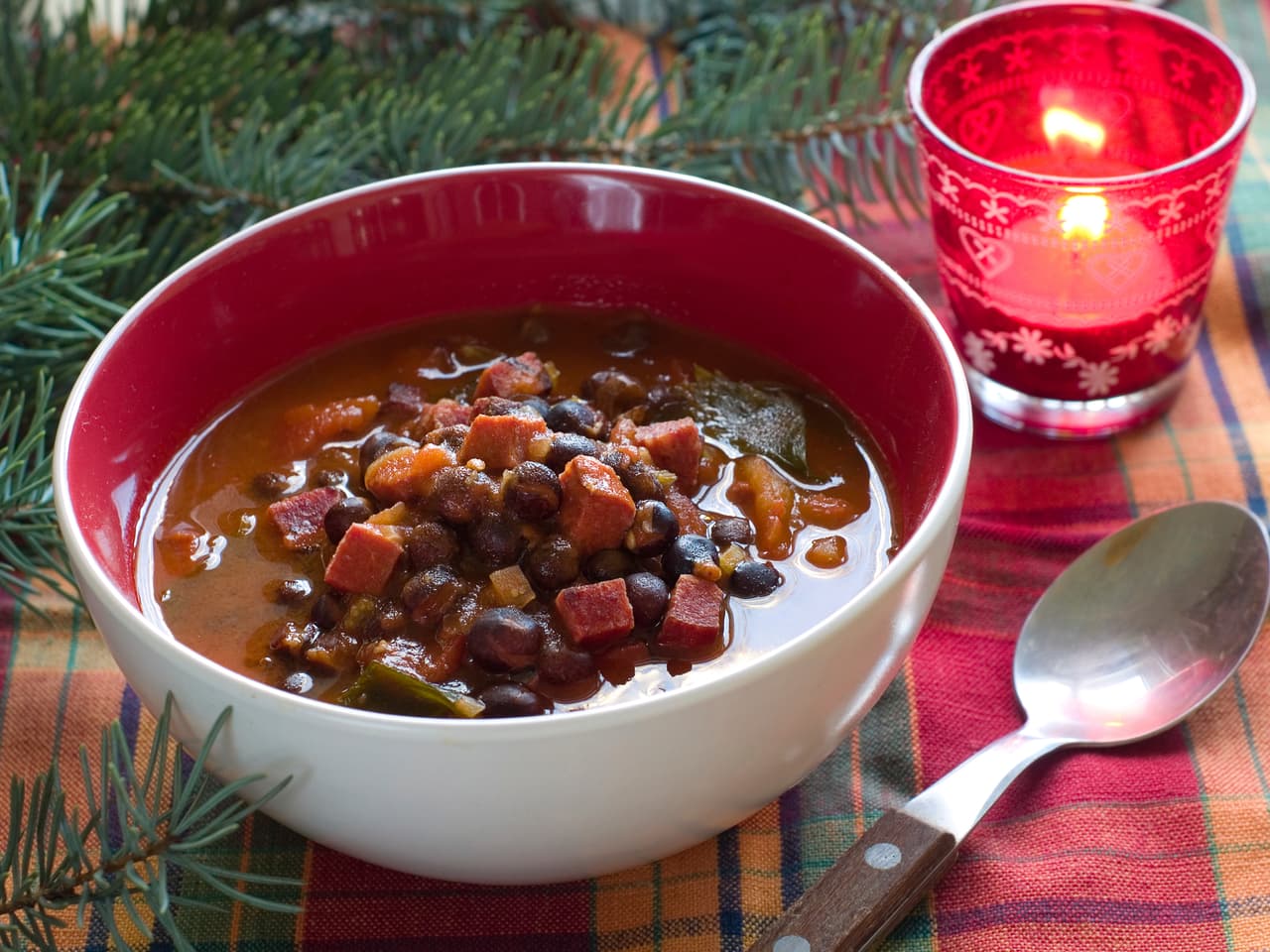 No olvides poner a dorar el chorizo con cebolla, la zanahoria y el aceite de oliva. Suma los tomates picados, el caldo de pollo, tomillo, la hoja de laurel, sal y pimienta. Remueve y agrega los frijoles con el chorizo, cocina a fuego lento por una hora.