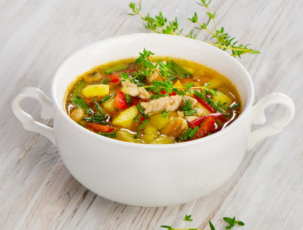 Sopa de pollo a la italiana. Prepara una sopa de pollo a la italiana los ingredientes que lleva son fideos, verduras, como zanahoria, tomate, papa, ejotes y jitomate. El pollo antes de agregarlo límpialo muy bien y desmenúzalo finamente. No olvides agregar hierbas de olor para sea una sopa muy deliciosa.