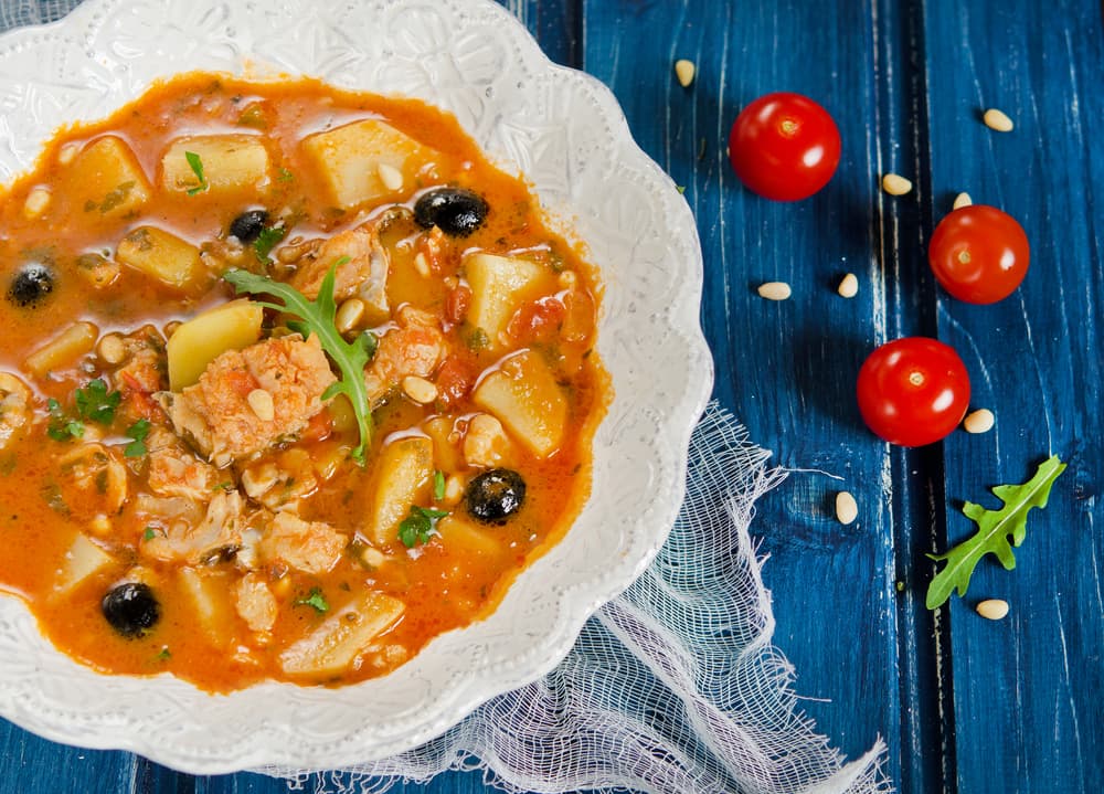 Sopa de bacalao. Dale un toque de mar a tu cocina con una sopa de bacalao, si son muchos integrantes en la familia no te preocupes esta sopa es muy rendidora.
