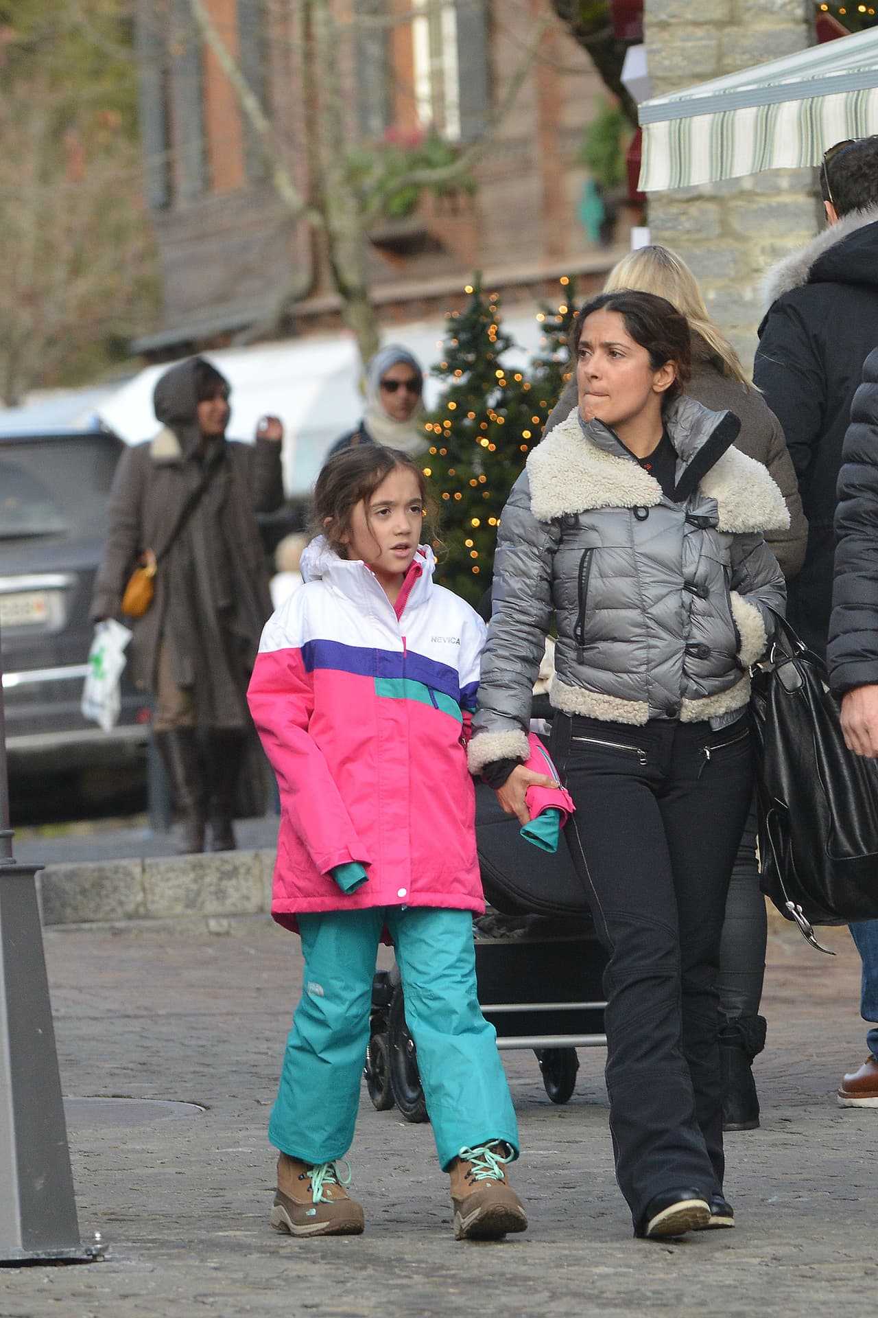 Muy bien abrigadas compraron algunas cosas.