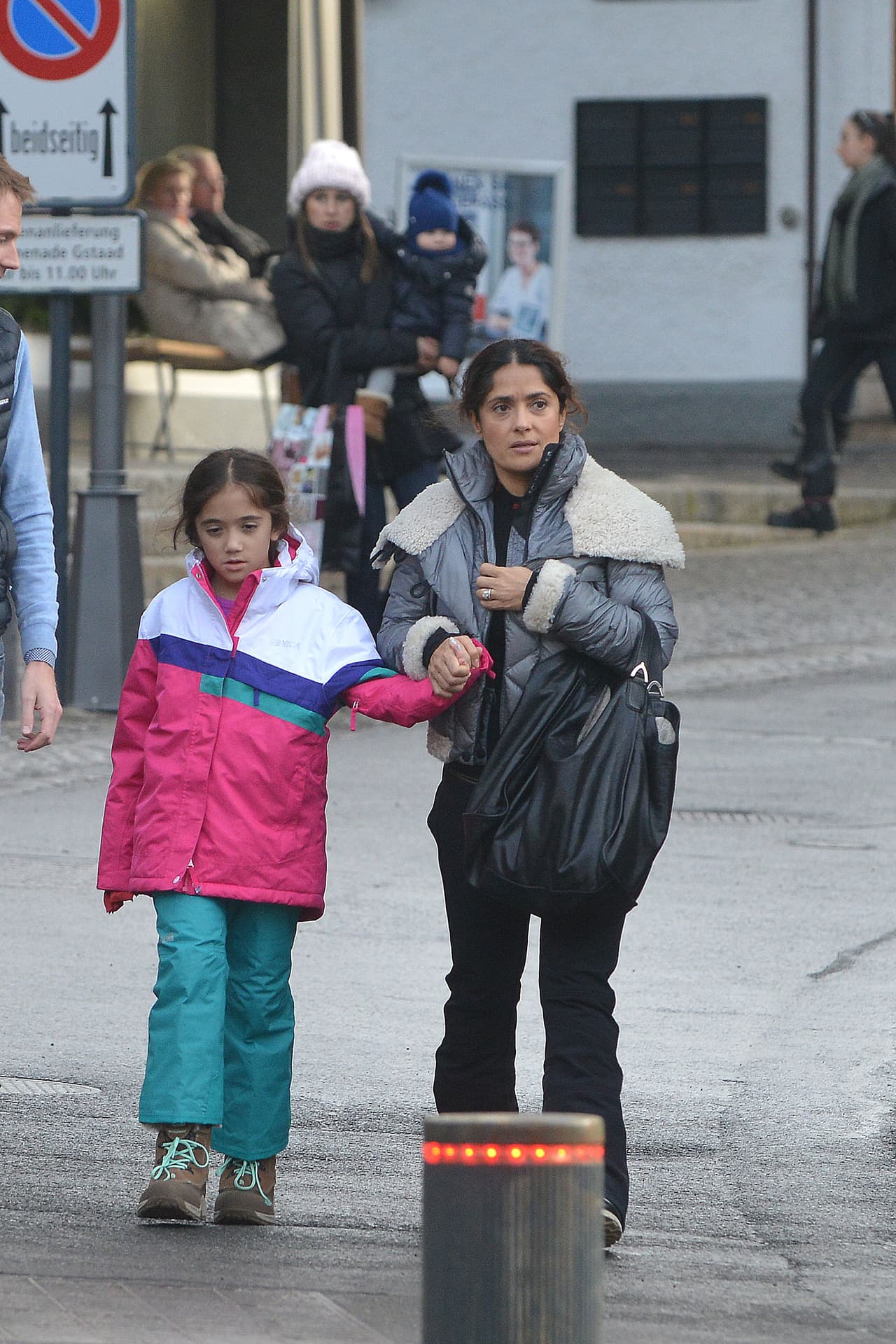 Salma no se queda en cama.