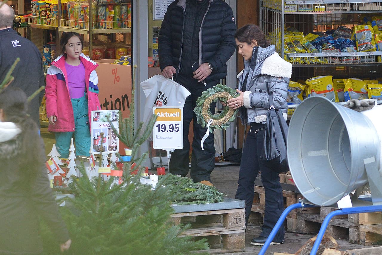 Salma le mostró a su nena cómo elegir los mejores precios.