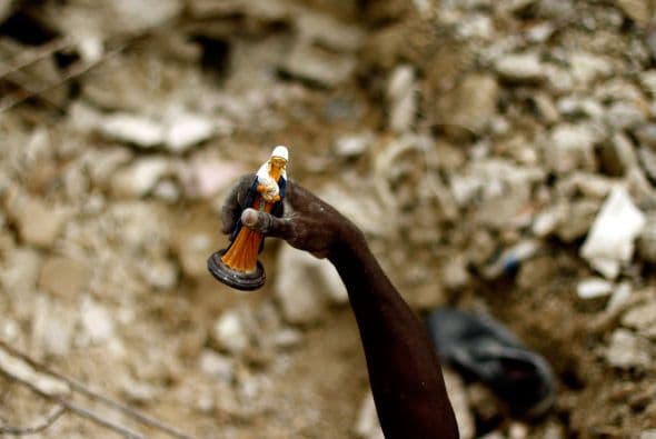 Mientras la desolación se cierne sobre el territorio haitiano, la reconstrucción prometida sigue esperando.