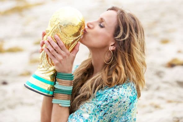 Como el equipo llevó una réplica de la Copa Mundial, Lili aprovechó para besarla, como si hubiera ganado el campeonato.