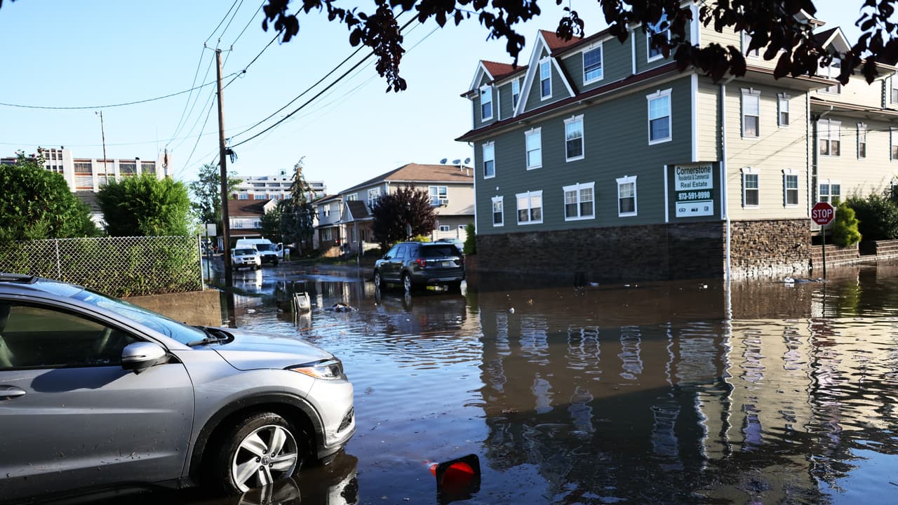 Autoridades piden a residentes de Nueva Jersey no salir a las calles por peligro de colapso de casas y árboles