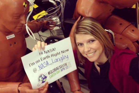 I'm on #EarthRightNow @NASA_Langley with a couple of (crash test) dummies! #GlobalSelfie. Estoy en #TierraAhoraMismo con un par de muñecos de prueba de accidentes. Foto tomada de Twitter.