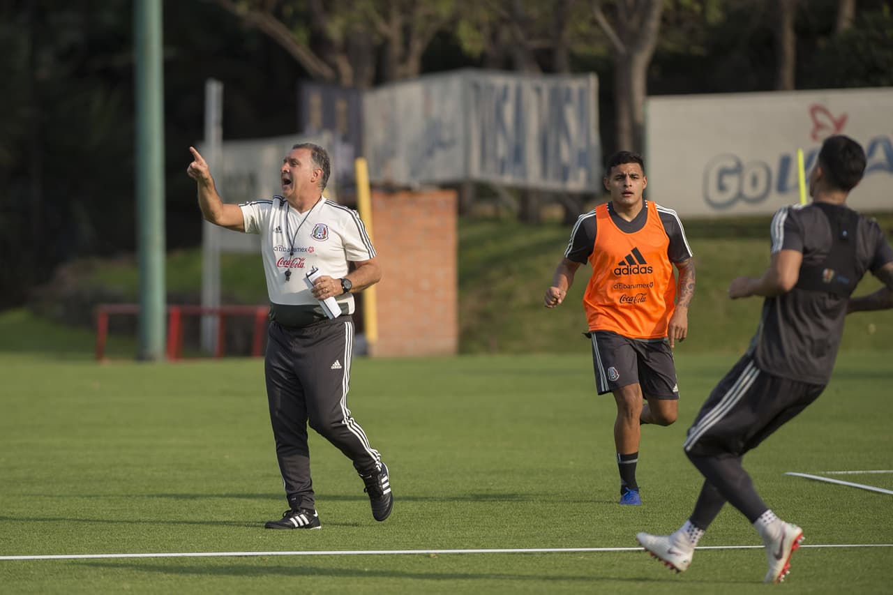 Detallista, enérgico, atento y muy dinámico se notó al argentino Gerardo Martino en su primer entrenamiento como director técnico de México en el Centro de Alto Rendimiento en la Ciudad de Mexico.
